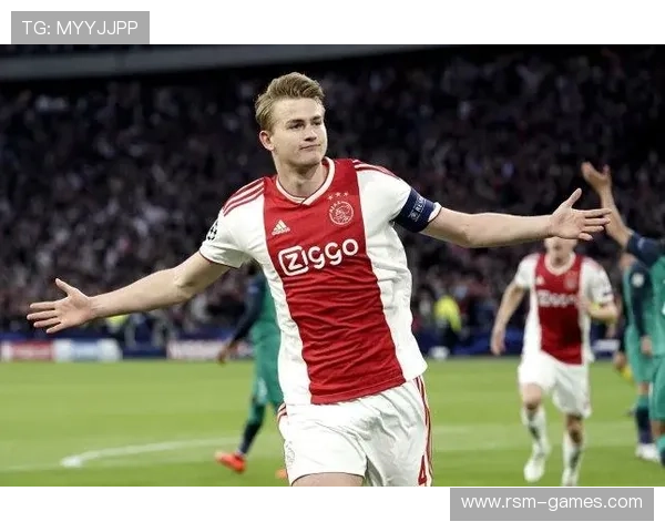 德里赫特赛场表现引关注，稳健防守成球队关键